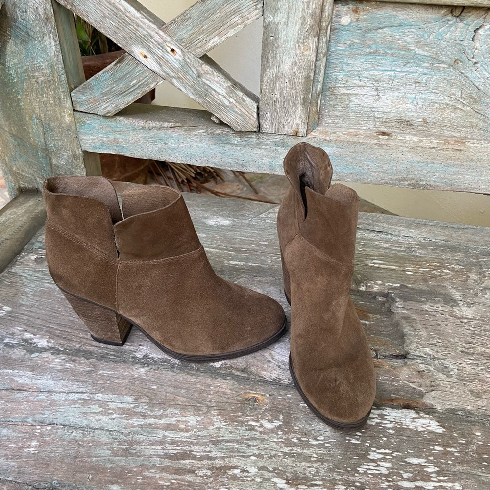 VINCE CAMUTO
HELYN VALLEYWOOD SUEDE ANKLE BOOTIE